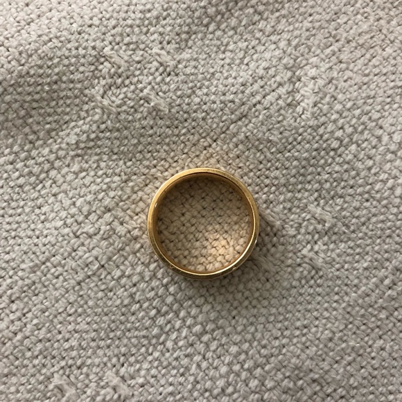 This is a men’s 14 karat yellow gold wedding band size 10. - Picture 4 of 7